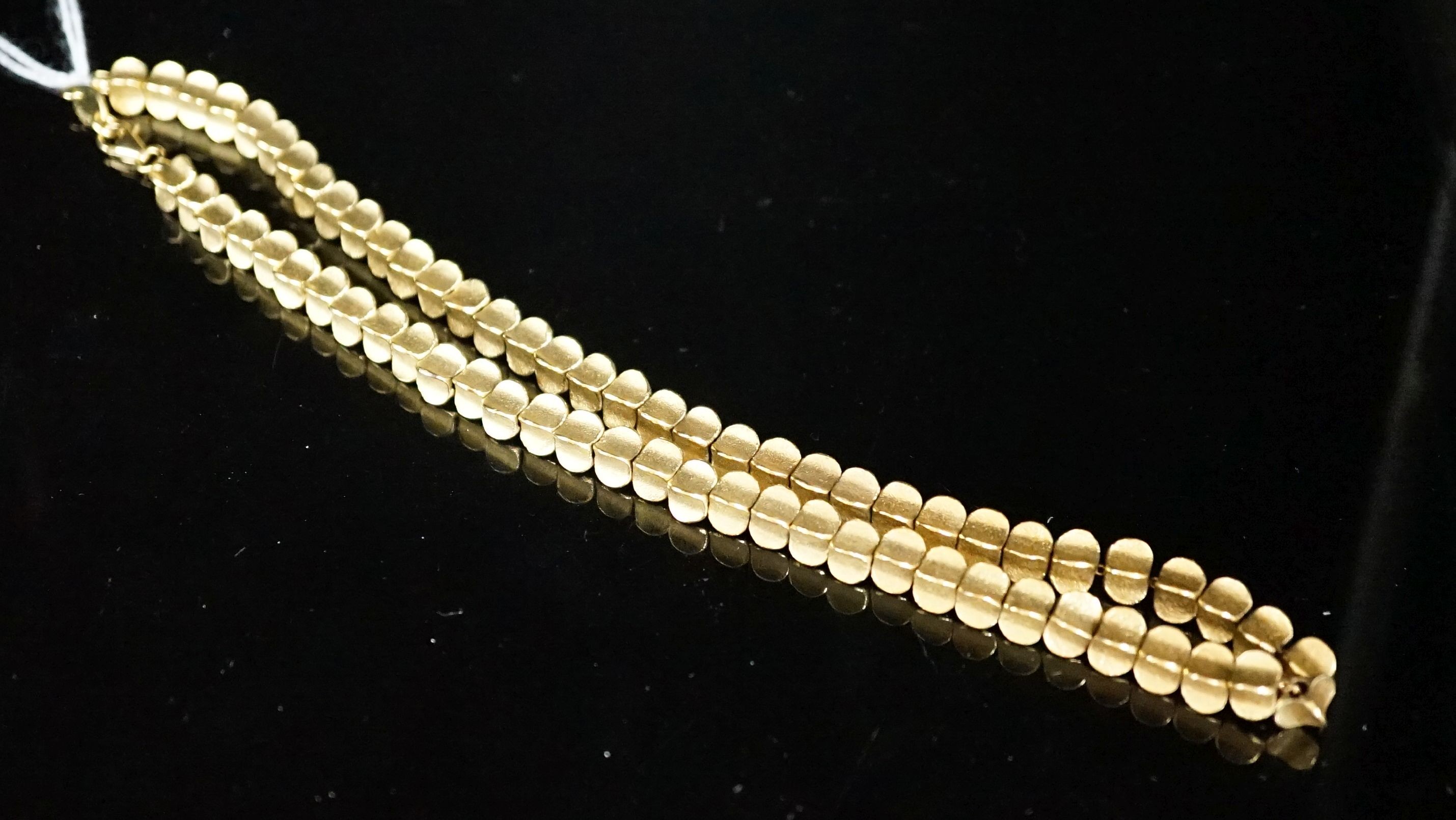A modern 750 yellow metal stylised link necklace , stamped, Urart, approx. 40cm, 73.2 grams.